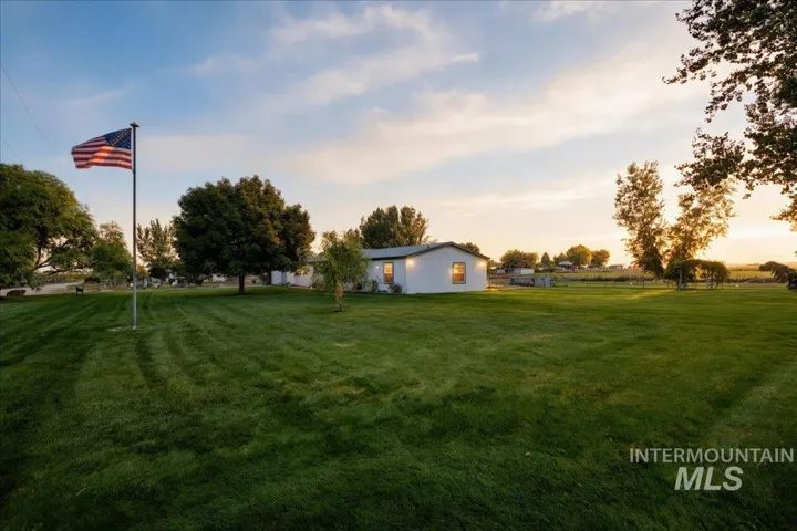 Amazing country home situated on 2.4 acres with pressurized irrigation for the pasture, an expansive green lawn with automatic sprinklers, mature trees, amazing views and only a 15-minute drive away from the Snake River!