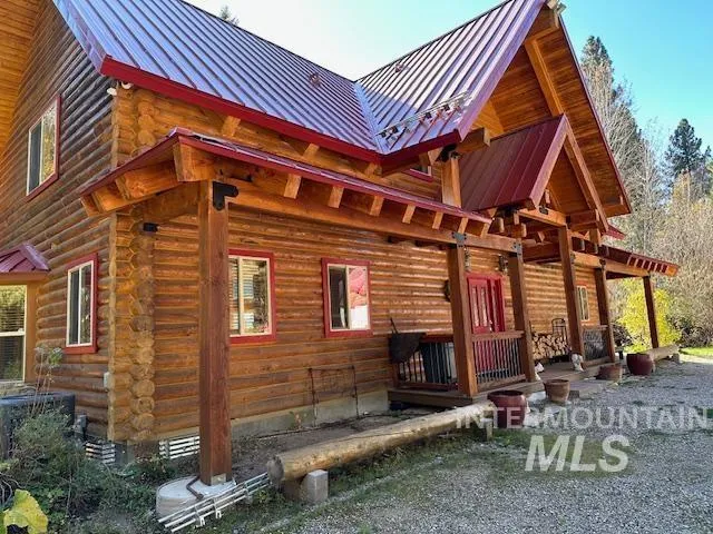 1381 E Pine Creek Rd., Featherville Id 83647