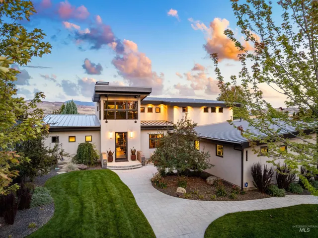 Prairie-style home with a yard, a standing seam roof, a metal roof, and stucco siding