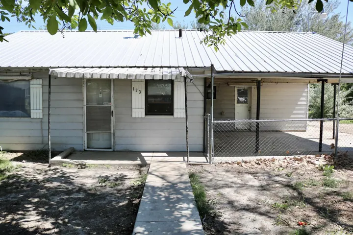 123 Ithaca, Caldwell, Idaho 83605