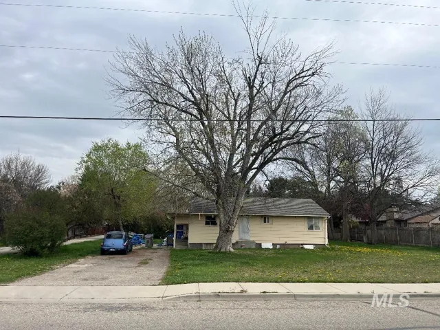 Bungalow with driveway
