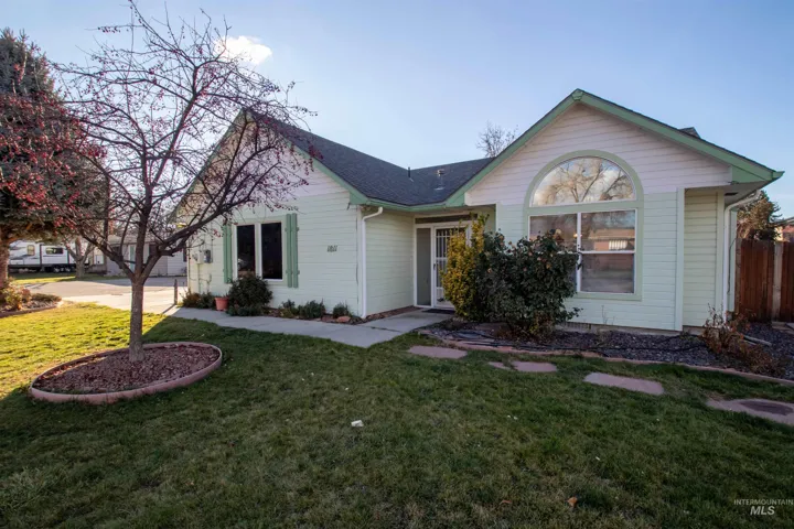 Ranch-style home with a shingled roof