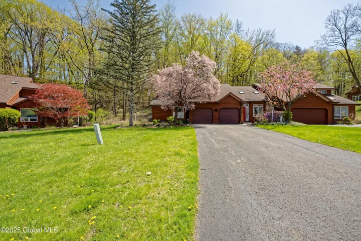 9 Lillian Lane, Troy, Ny 12180