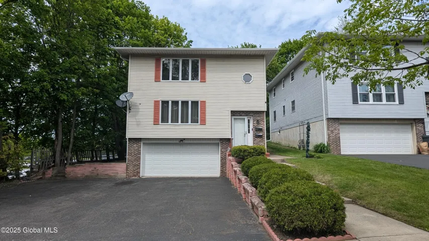 821 Salina Street, Schenectady, New York 12308