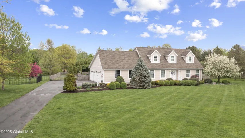 10 James Lane, Kinderhook, New York 12106