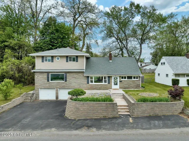 882 Obrien Avenue, Rotterdam, New York 12303