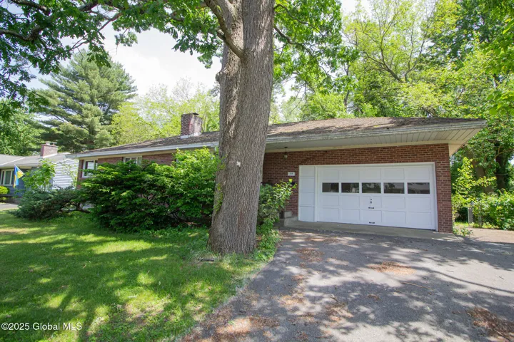 59 Parkwood Drive, Colonie, New York 12205