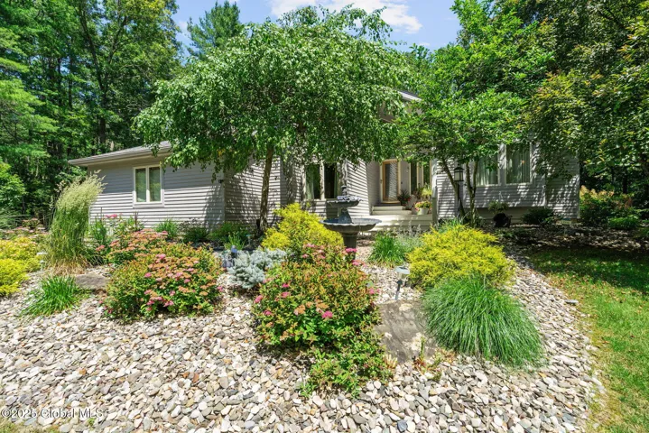 9 Spruce Run, East Greenbush, New York 12061