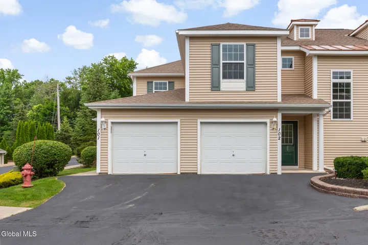 102 Royale Court, North Greenbush, New York 12180