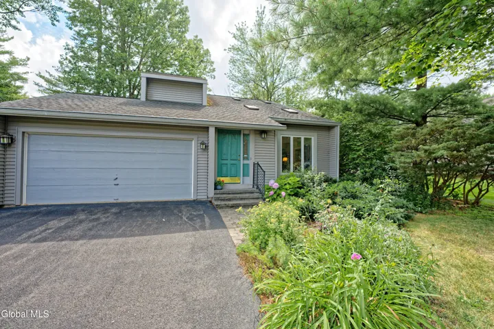 35 Warwick Way, Niskayuna, New York 12309