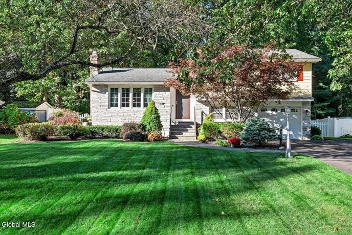 52 Scotchpine Drive, Voorheesville, New York 12186