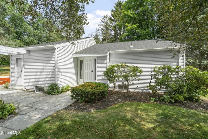 8 E Loudonwood, Albany, New York 12211