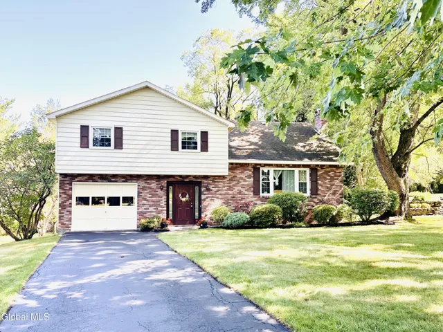8 Knolls Road, Niskayuna, New York 12309