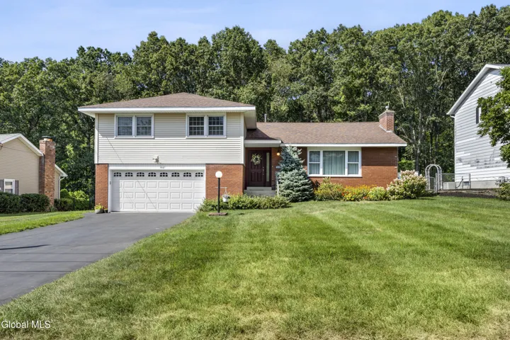 106 Marie Parkway, Colonie, New York 12211