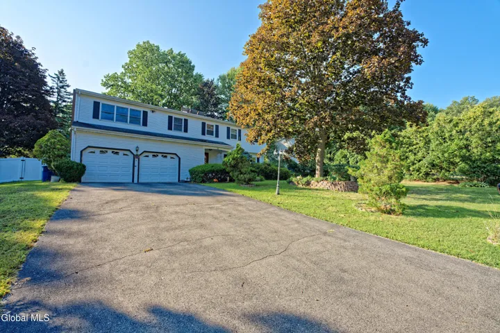 12 Lynnwood Drive, Colonie, New York 12211