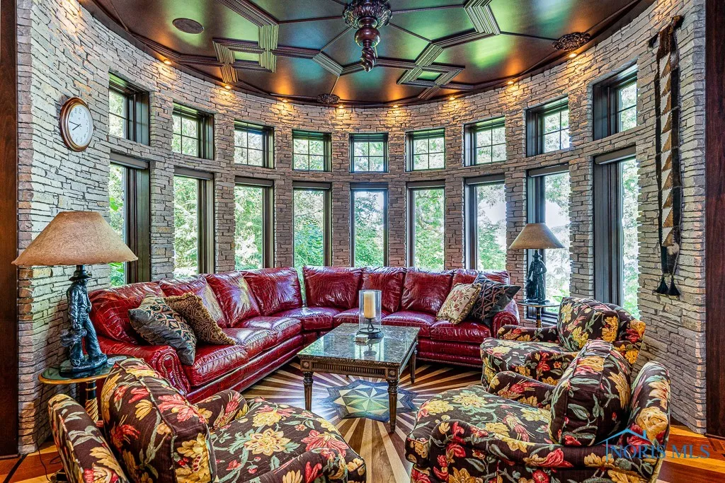 372 Riverside Drive, Rossford, Ohio 43460, 6 Bedrooms Bedrooms, 18 Rooms Rooms,8 BathroomsBathrooms,Residential,For Sale,Riverside,6113812