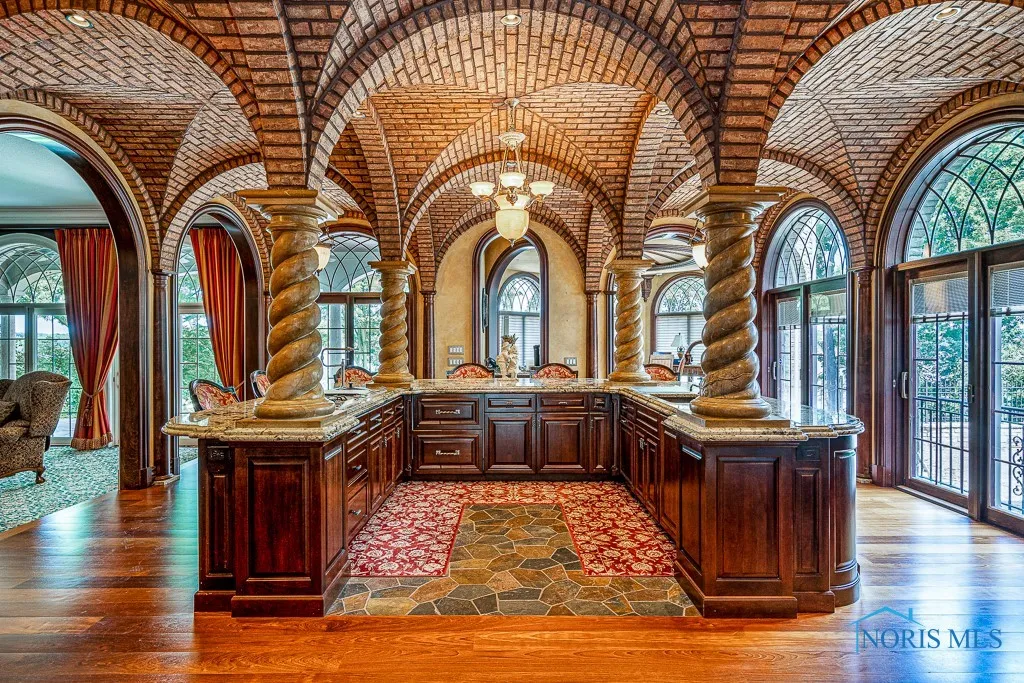 372 Riverside Drive, Rossford, Ohio 43460, 6 Bedrooms Bedrooms, 18 Rooms Rooms,8 BathroomsBathrooms,Residential,For Sale,Riverside,6113812