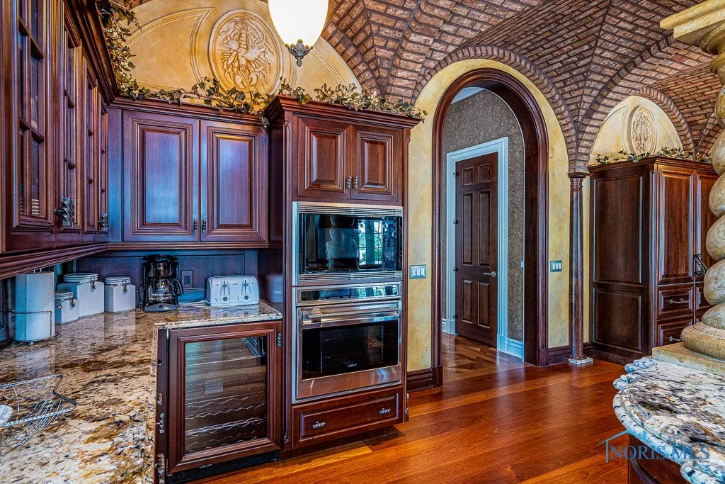 372 Riverside Drive, Rossford, Ohio 43460, 6 Bedrooms Bedrooms, 18 Rooms Rooms,8 BathroomsBathrooms,Residential,For Sale,Riverside,6113812