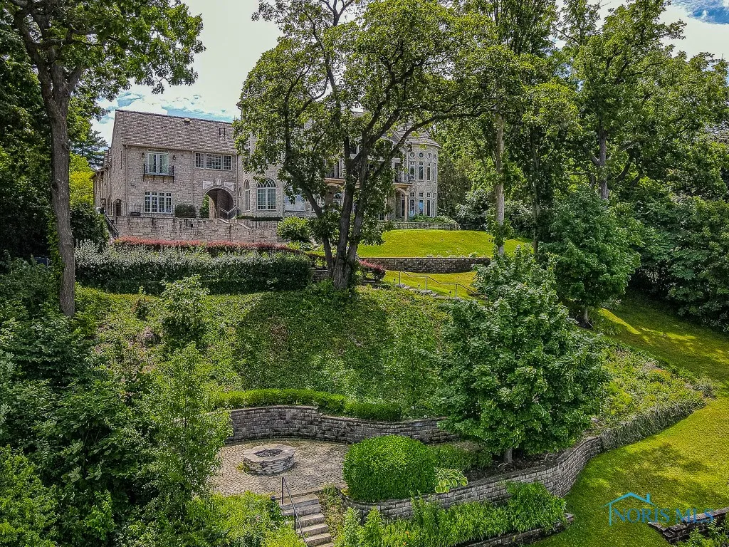 372 Riverside Drive, Rossford, Ohio 43460, 6 Bedrooms Bedrooms, 18 Rooms Rooms,8 BathroomsBathrooms,Residential,For Sale,Riverside,6113812