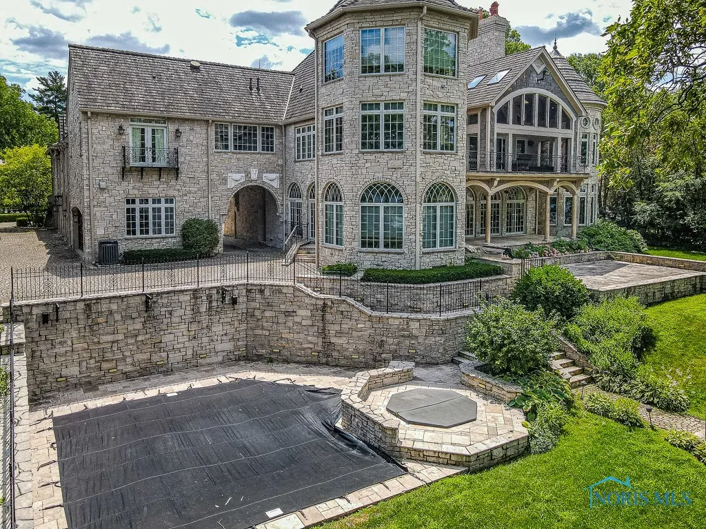372 Riverside Drive, Rossford, Ohio 43460, 6 Bedrooms Bedrooms, 18 Rooms Rooms,8 BathroomsBathrooms,Residential,For Sale,Riverside,6113812