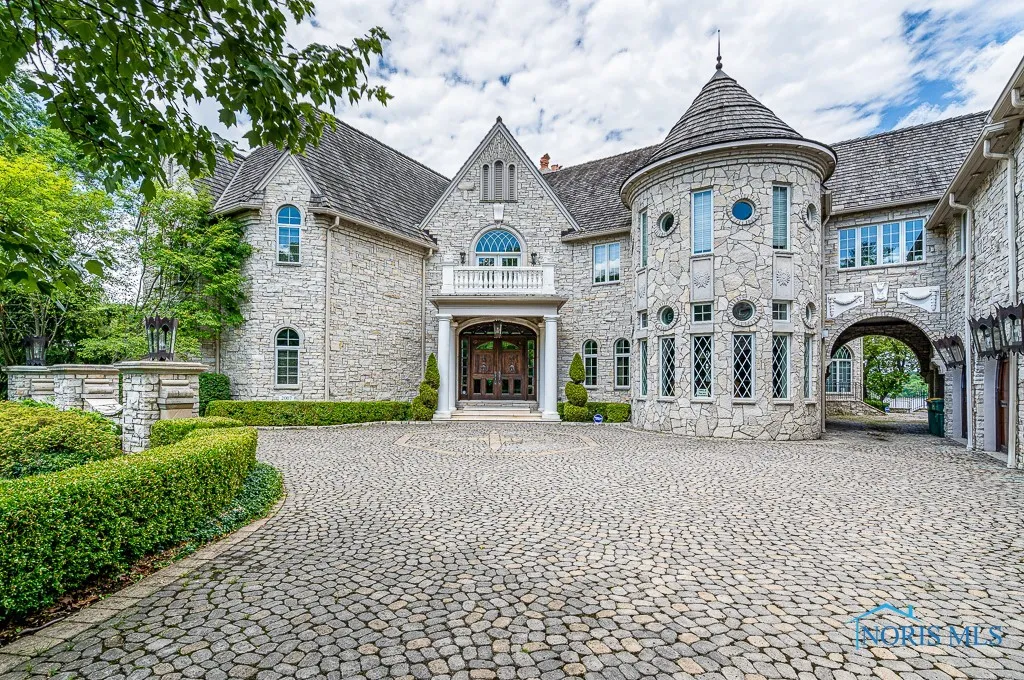 372 Riverside Drive, Rossford, Ohio 43460, 6 Bedrooms Bedrooms, 18 Rooms Rooms,8 BathroomsBathrooms,Residential,For Sale,Riverside,6113812