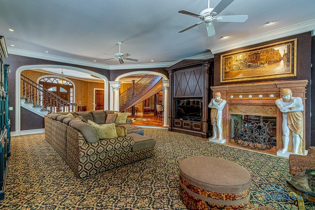 372 Riverside Drive, Rossford, Ohio 43460, 6 Bedrooms Bedrooms, 18 Rooms Rooms,8 BathroomsBathrooms,Residential,For Sale,Riverside,6113812
