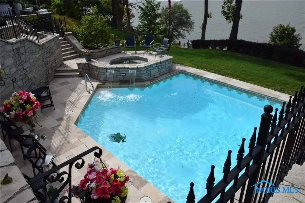 372 Riverside Drive, Rossford, Ohio 43460, 6 Bedrooms Bedrooms, 18 Rooms Rooms,8 BathroomsBathrooms,Residential,For Sale,Riverside,6113812