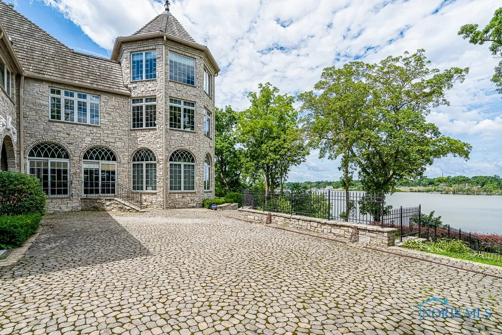 372 Riverside Drive, Rossford, Ohio 43460, 6 Bedrooms Bedrooms, 18 Rooms Rooms,8 BathroomsBathrooms,Residential,For Sale,Riverside,6113812