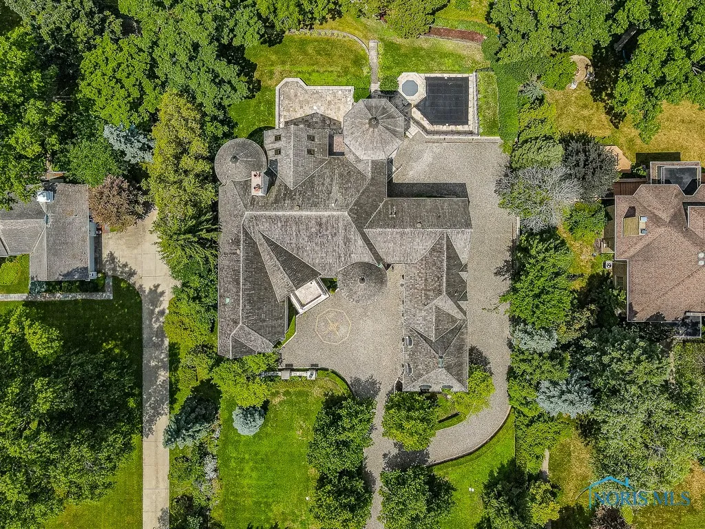 372 Riverside Drive, Rossford, Ohio 43460, 6 Bedrooms Bedrooms, 18 Rooms Rooms,8 BathroomsBathrooms,Residential,For Sale,Riverside,6113812