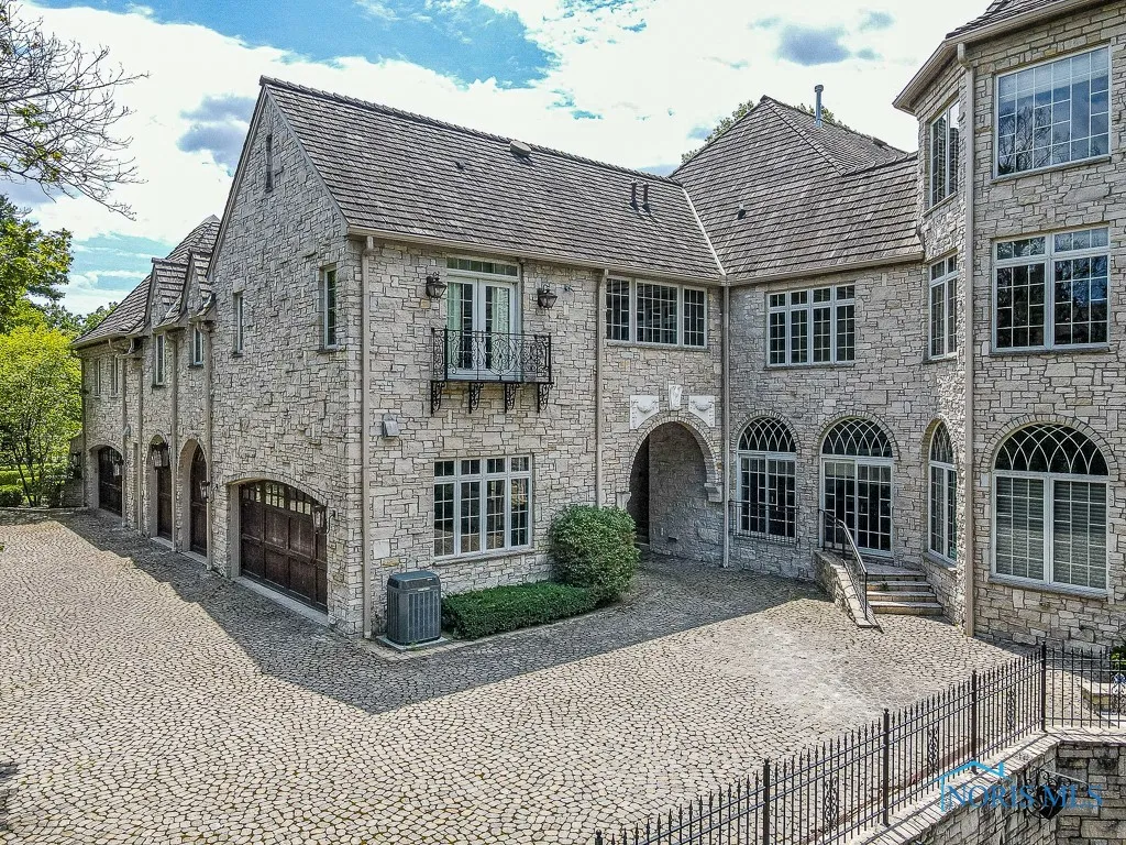372 Riverside Drive, Rossford, Ohio 43460, 6 Bedrooms Bedrooms, 18 Rooms Rooms,8 BathroomsBathrooms,Residential,For Sale,Riverside,6113812