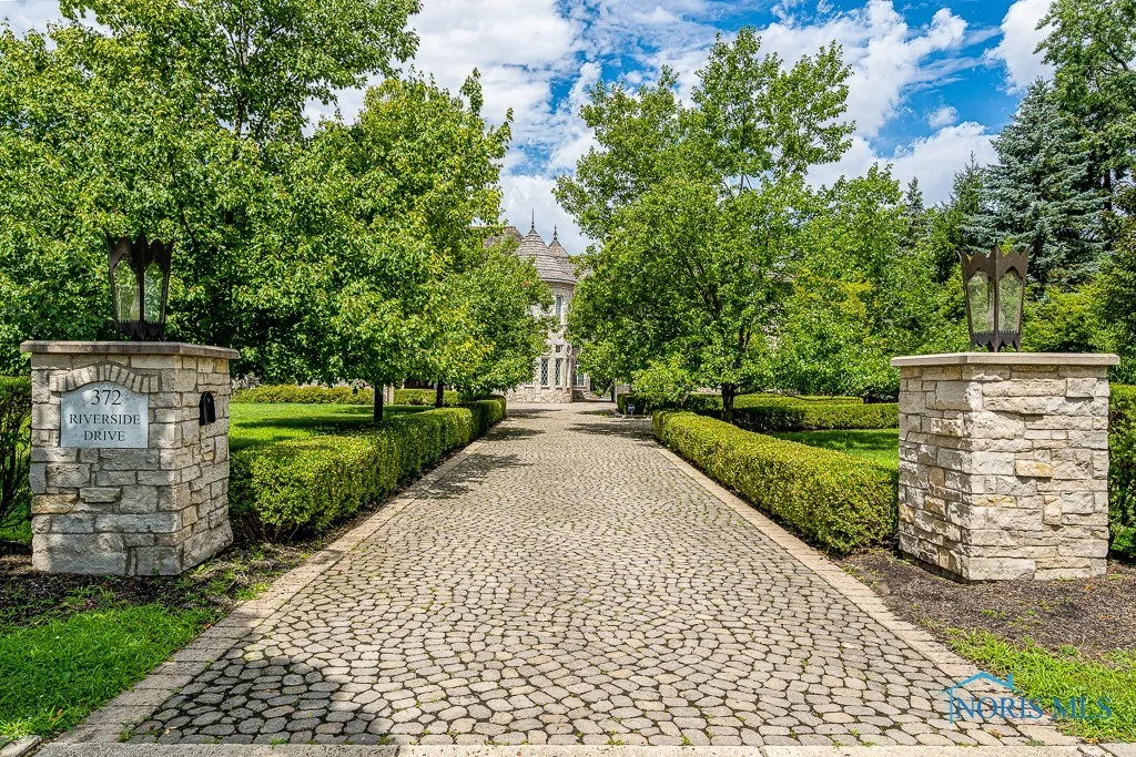 372 Riverside Drive, Rossford, Ohio 43460, 6 Bedrooms Bedrooms, 18 Rooms Rooms,8 BathroomsBathrooms,Residential,For Sale,Riverside,6113812