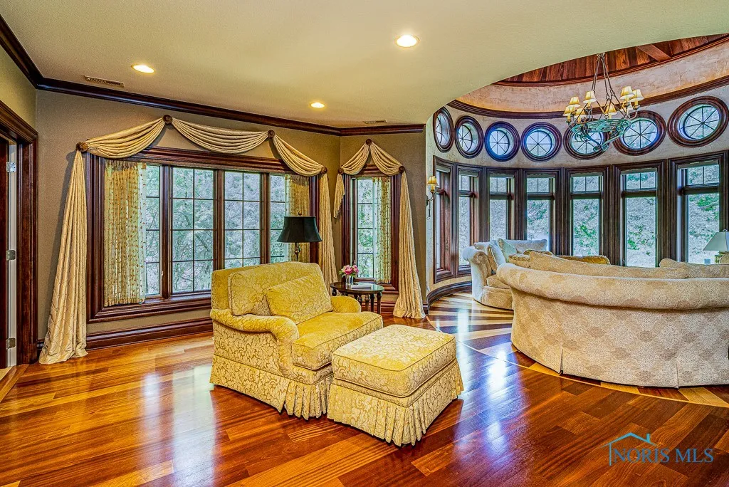 372 Riverside Drive, Rossford, Ohio 43460, 6 Bedrooms Bedrooms, 18 Rooms Rooms,8 BathroomsBathrooms,Residential,For Sale,Riverside,6113812