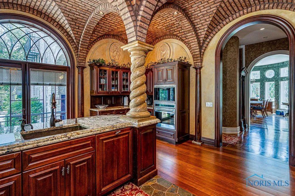 372 Riverside Drive, Rossford, Ohio 43460, 6 Bedrooms Bedrooms, 18 Rooms Rooms,8 BathroomsBathrooms,Residential,For Sale,Riverside,6113812