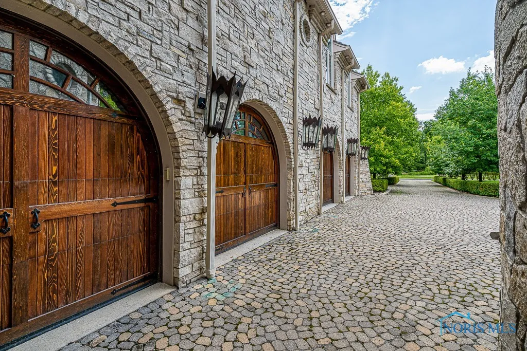 372 Riverside Drive, Rossford, Ohio 43460, 6 Bedrooms Bedrooms, 18 Rooms Rooms,8 BathroomsBathrooms,Residential,For Sale,Riverside,6113812