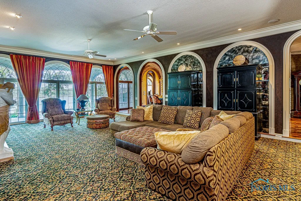 372 Riverside Drive, Rossford, Ohio 43460, 6 Bedrooms Bedrooms, 18 Rooms Rooms,8 BathroomsBathrooms,Residential,For Sale,Riverside,6113812