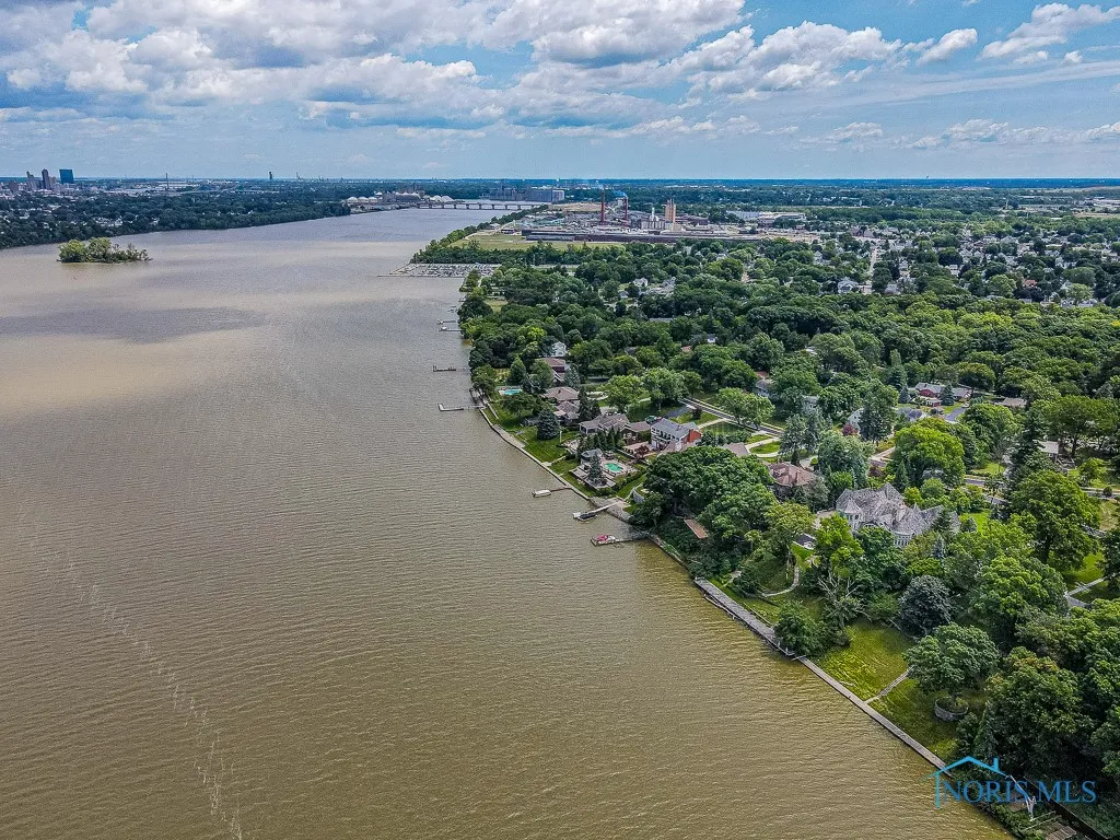 372 Riverside Drive, Rossford, Ohio 43460, 6 Bedrooms Bedrooms, 18 Rooms Rooms,8 BathroomsBathrooms,Residential,For Sale,Riverside,6113812