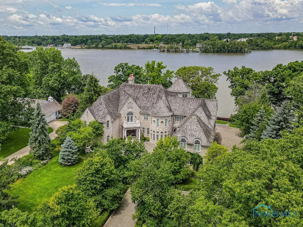 372 Riverside Drive, Rossford, Ohio 43460, 6 Bedrooms Bedrooms, 18 Rooms Rooms,8 BathroomsBathrooms,Residential,For Sale,Riverside,6113812