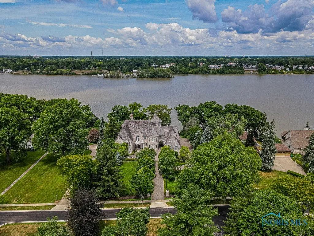 372 Riverside Drive, Rossford, Ohio 43460, 6 Bedrooms Bedrooms, 18 Rooms Rooms,8 BathroomsBathrooms,Residential,For Sale,Riverside,6113812