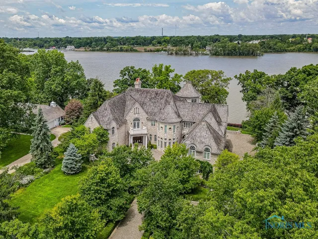 372 Riverside Drive, Rossford, Ohio 43460, 6 Bedrooms Bedrooms, 18 Rooms Rooms,8 BathroomsBathrooms,Residential,For Sale,Riverside,6113812
