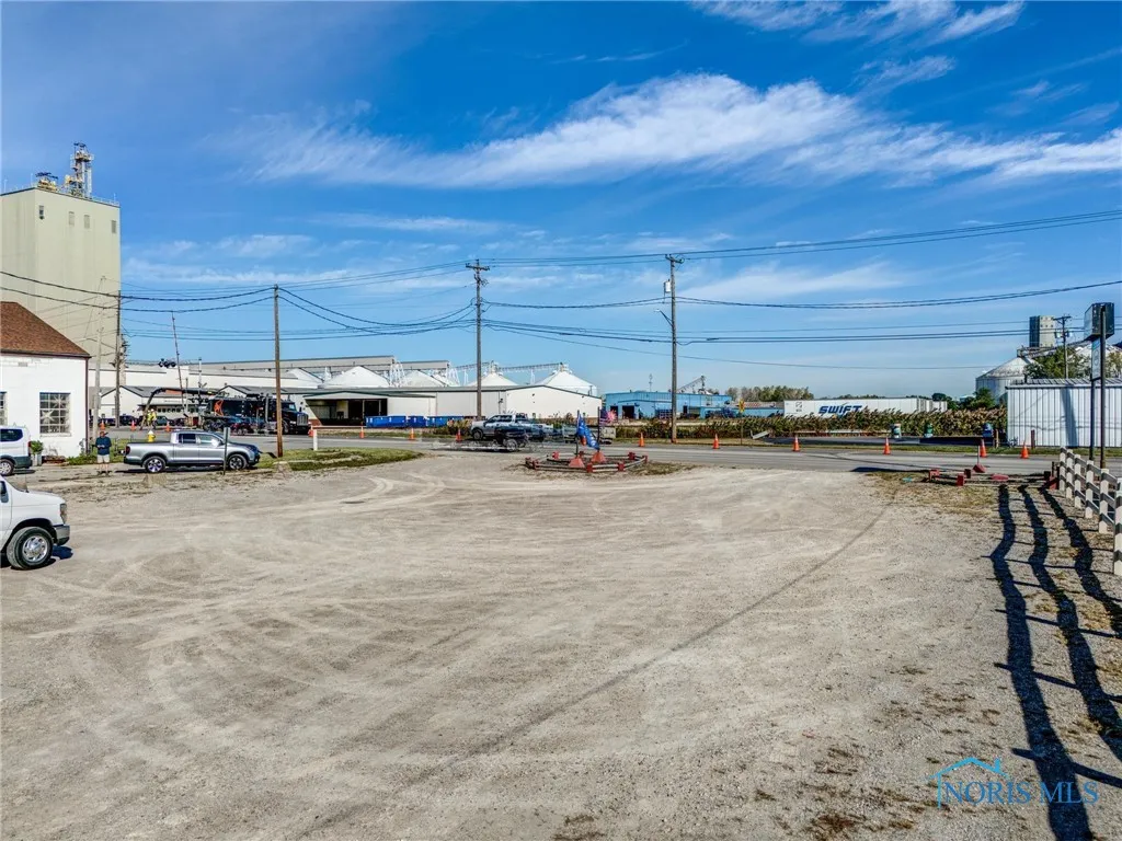 322 Illinois Avenue, Maumee, Ohio 43537, ,Commercial Sale,For Sale,Illinois,6121775
