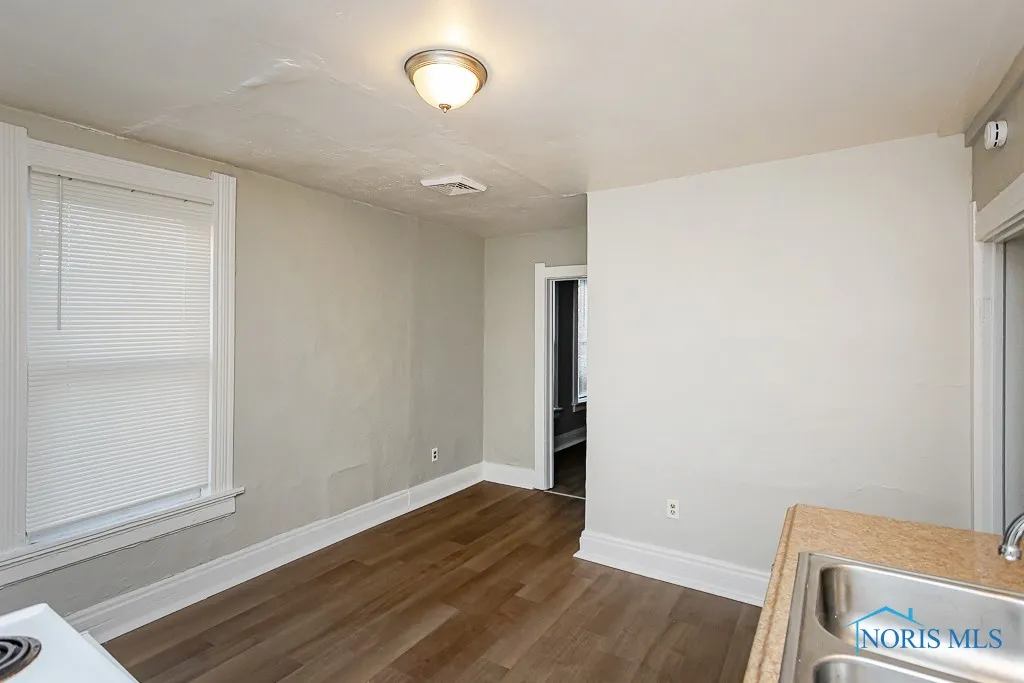 624 Bush Street Lwr, Toledo, Ohio 43604, 1 Bedroom Bedrooms, ,1 BathroomBathrooms,Residential Lease,For Rent,Bush,6126206