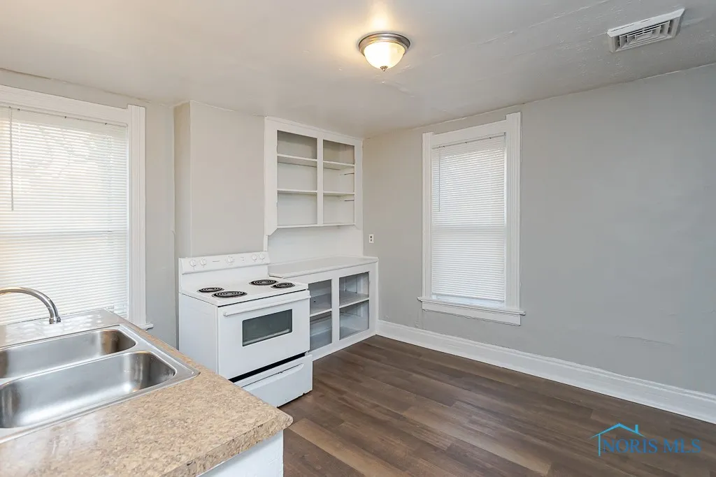 624 Bush Street Lwr, Toledo, Ohio 43604, 1 Bedroom Bedrooms, ,1 BathroomBathrooms,Residential Lease,For Rent,Bush,6126206