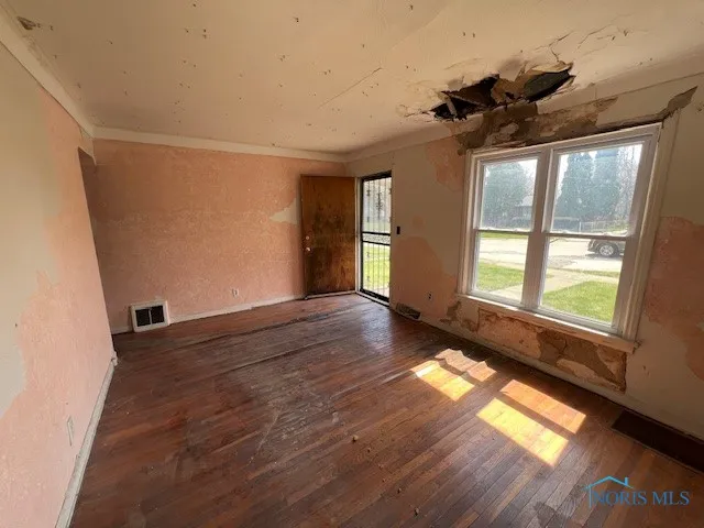 1541 Booth Avenue, Toledo, Ohio 43608, 3 Bedrooms Bedrooms, 5 Rooms Rooms,1 BathroomBathrooms,Residential,For Sale,Booth,6128817