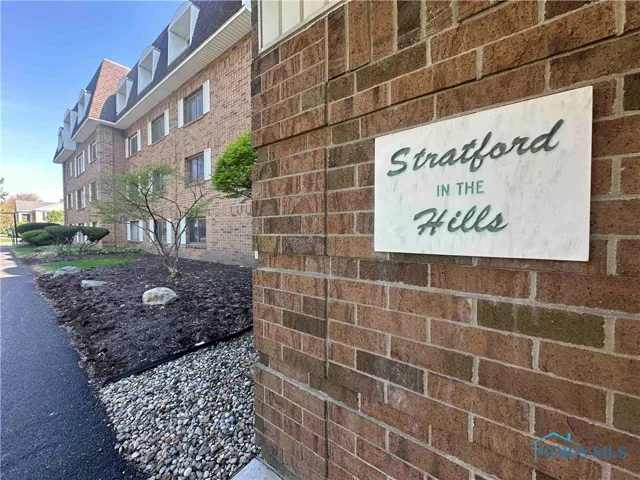 4343 W Bancroft Street 2e, Toledo, Ohio 43615, 2 Bedrooms Bedrooms, 8 Rooms Rooms,2 BathroomsBathrooms,Residential,For Sale,Bancroft,6128943