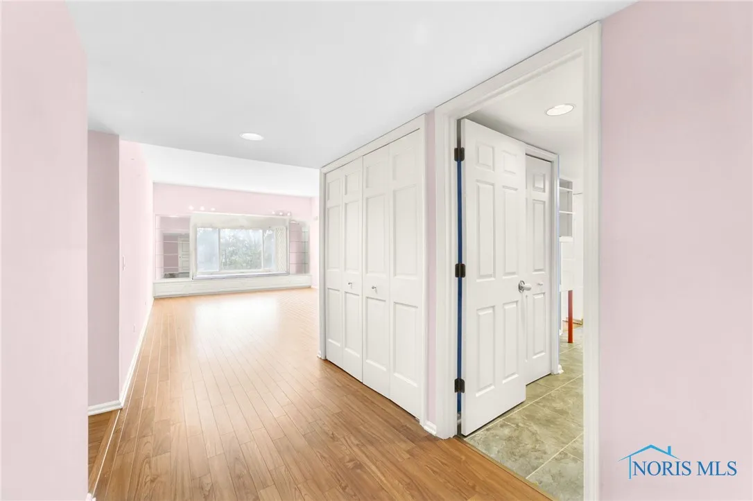 4343 W Bancroft Street 4g, Ottawa Hills, Ohio 43615, 2 Bedrooms Bedrooms, 7 Rooms Rooms,2 BathroomsBathrooms,Residential,For Sale,Bancroft,6128802