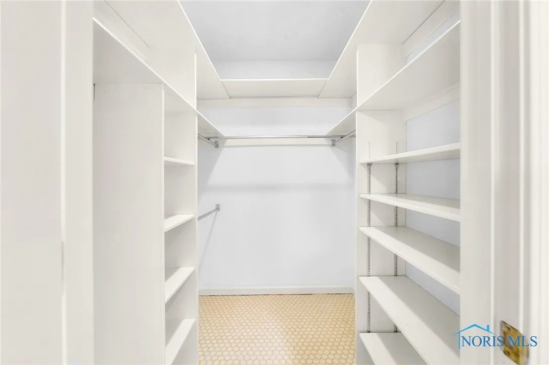 4343 W Bancroft Street 4g, Ottawa Hills, Ohio 43615, 2 Bedrooms Bedrooms, 7 Rooms Rooms,2 BathroomsBathrooms,Residential,For Sale,Bancroft,6128802