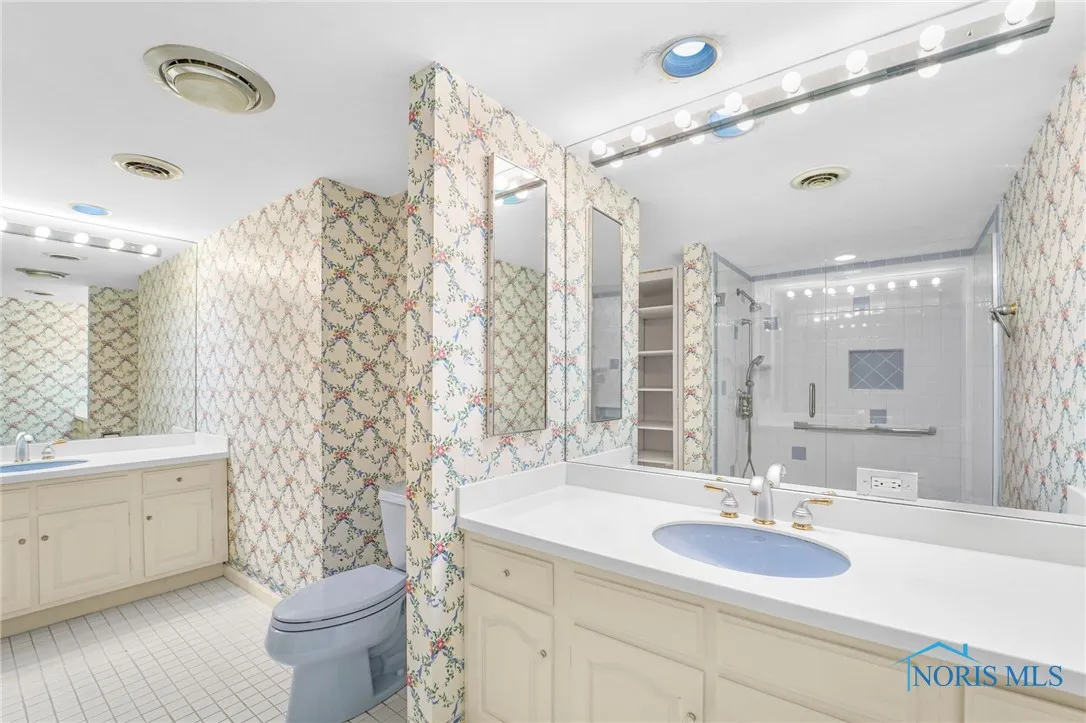 4343 W Bancroft Street 4g, Ottawa Hills, Ohio 43615, 2 Bedrooms Bedrooms, 7 Rooms Rooms,2 BathroomsBathrooms,Residential,For Sale,Bancroft,6128802