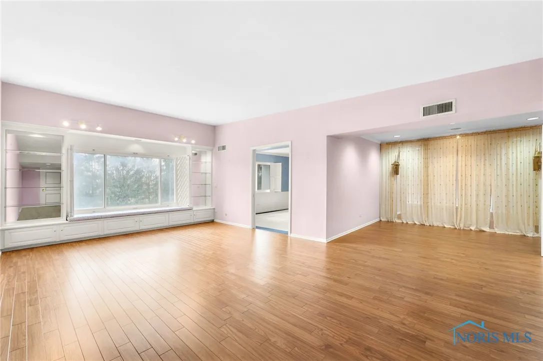 4343 W Bancroft Street 4g, Ottawa Hills, Ohio 43615, 2 Bedrooms Bedrooms, 7 Rooms Rooms,2 BathroomsBathrooms,Residential,For Sale,Bancroft,6128802