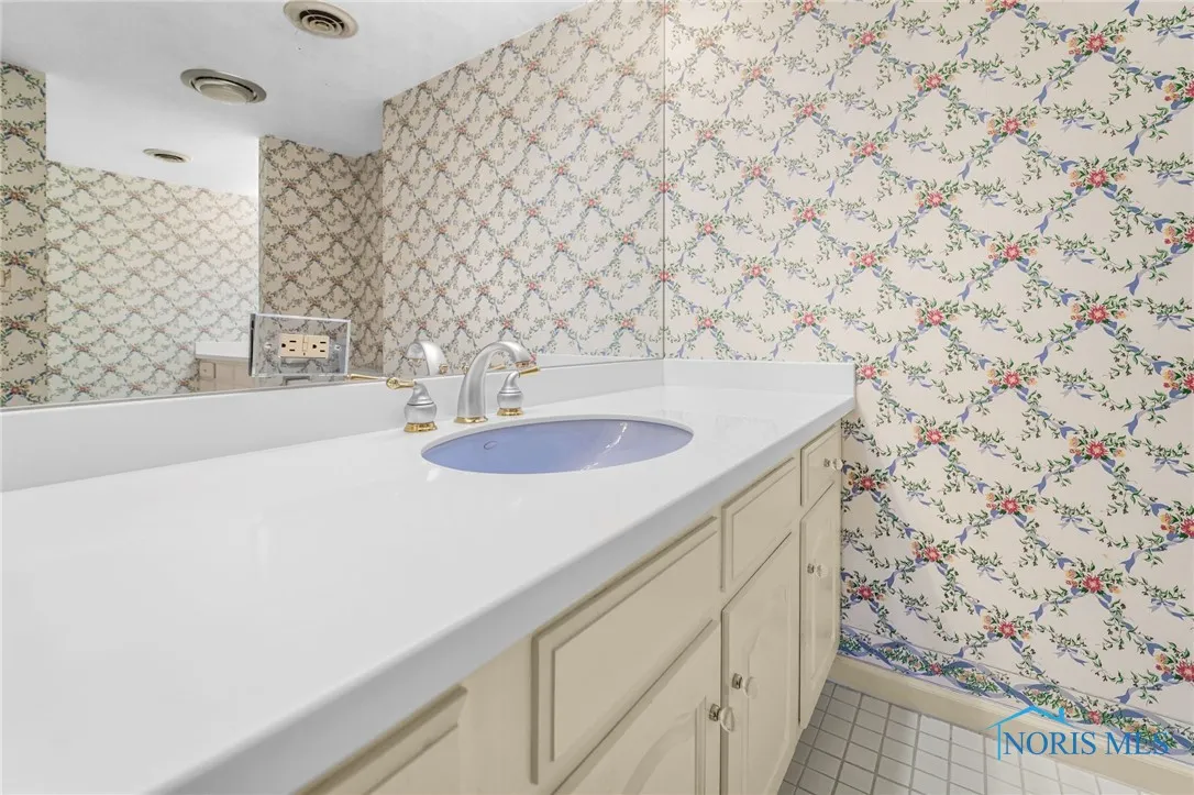 4343 W Bancroft Street 4g, Ottawa Hills, Ohio 43615, 2 Bedrooms Bedrooms, 7 Rooms Rooms,2 BathroomsBathrooms,Residential,For Sale,Bancroft,6128802