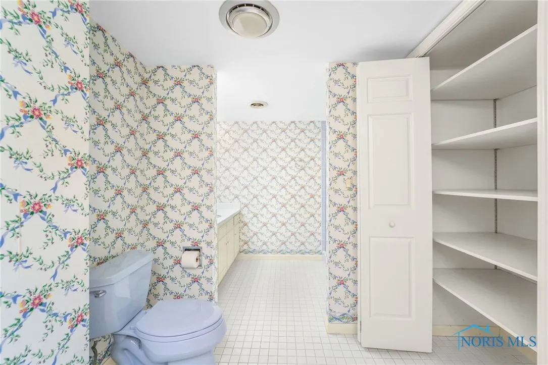 4343 W Bancroft Street 4g, Ottawa Hills, Ohio 43615, 2 Bedrooms Bedrooms, 7 Rooms Rooms,2 BathroomsBathrooms,Residential,For Sale,Bancroft,6128802